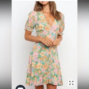 Petal & Pup Floral V-Neck Dress size: 2